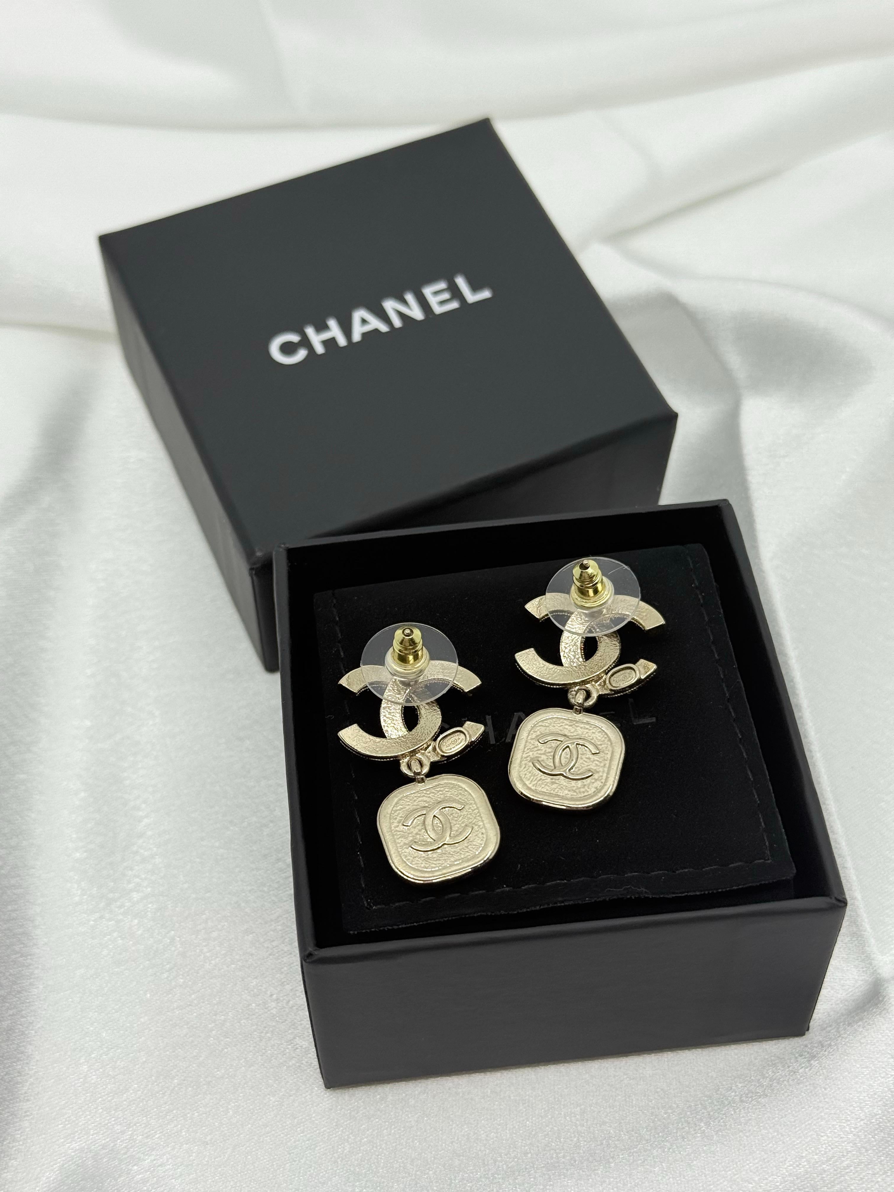 Chanel Kunstperlen CC Schwarz Kristall Ohrringe im Angebot 1