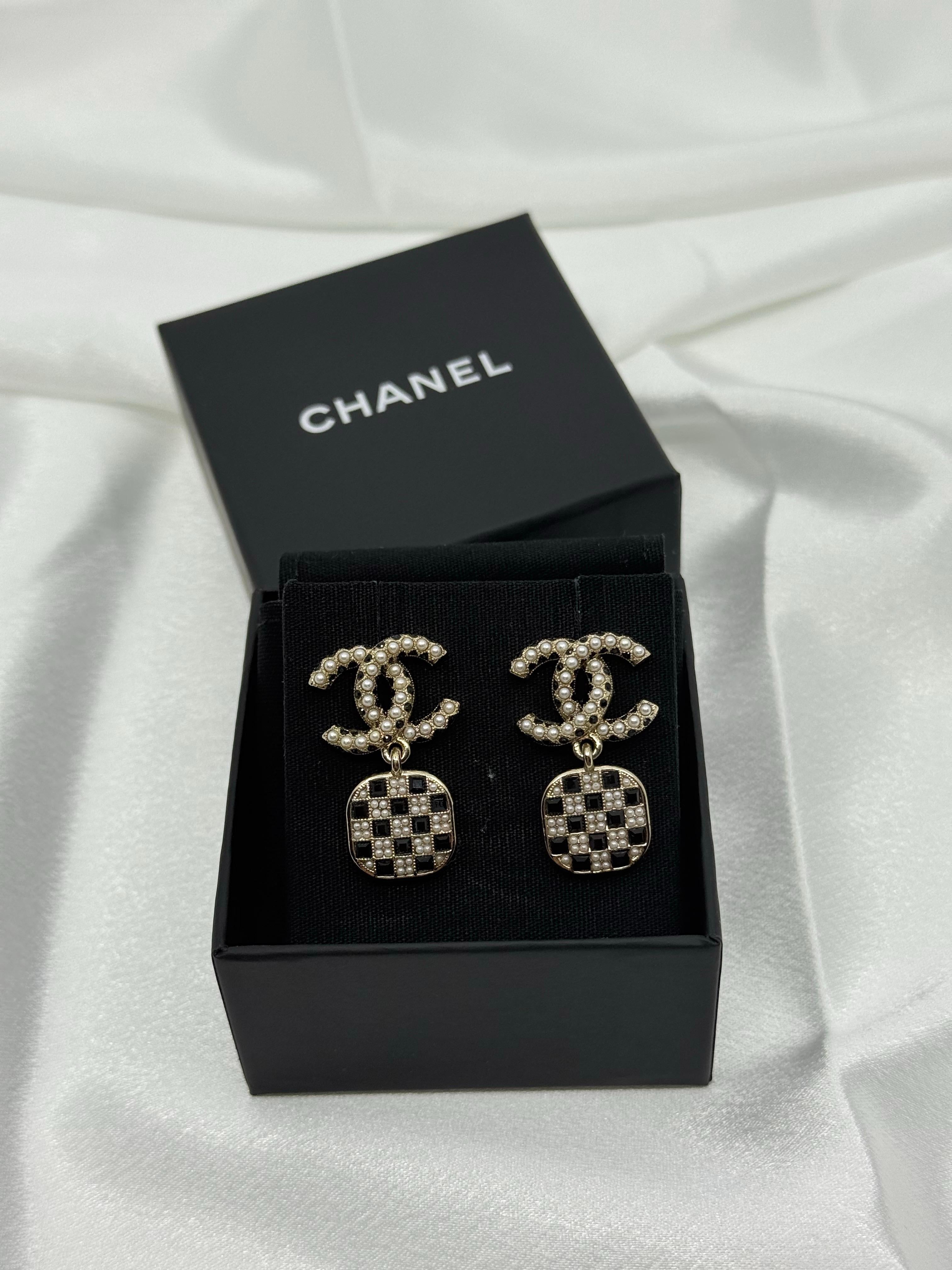 Chanel Kunstperlen CC Schwarz Kristall Ohrringe im Angebot 2