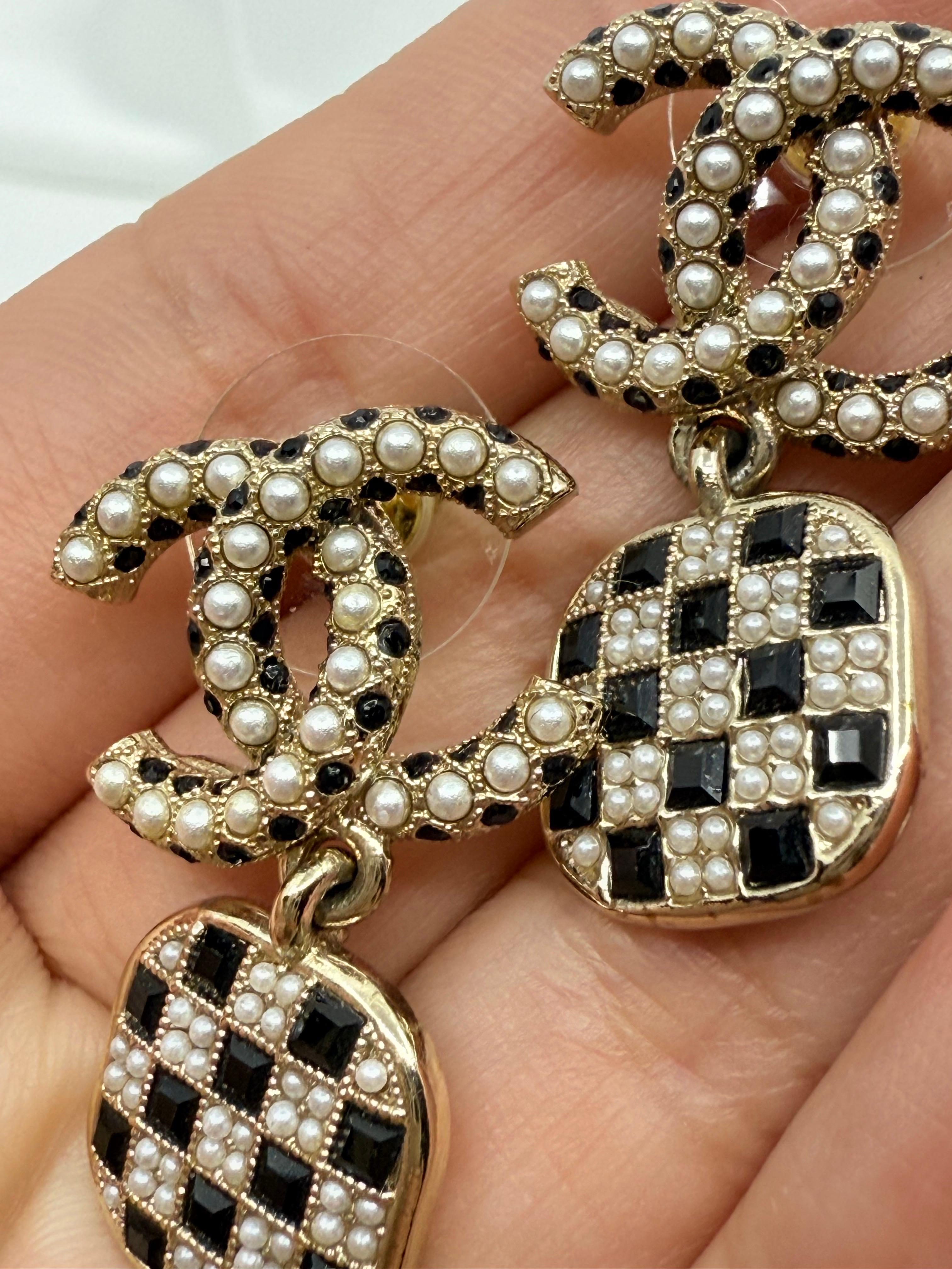 Chanel Kunstperlen CC Schwarz Kristall Ohrringe im Angebot 3