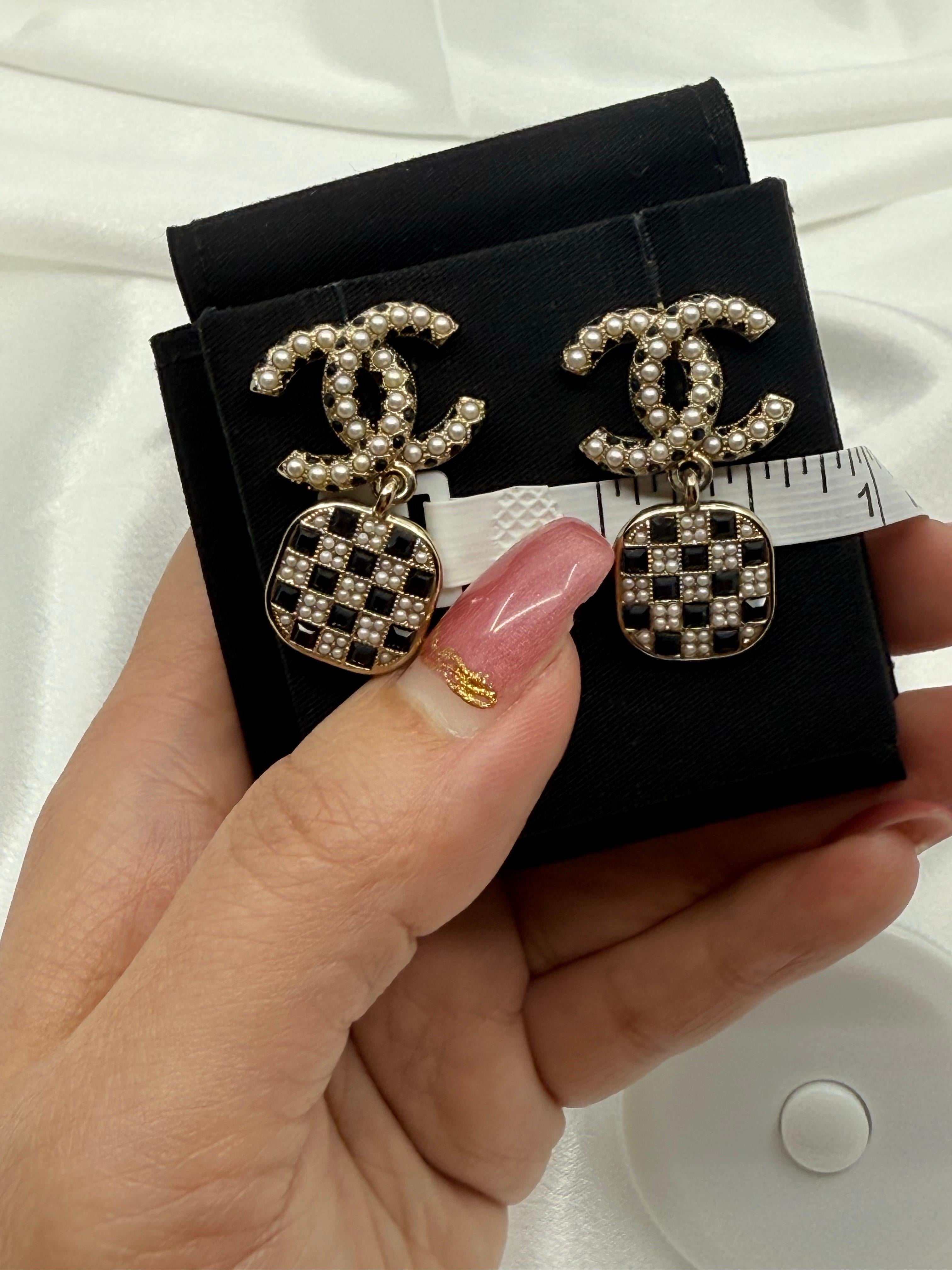 Chanel Kunstperlen CC Schwarz Kristall Ohrringe im Angebot 4