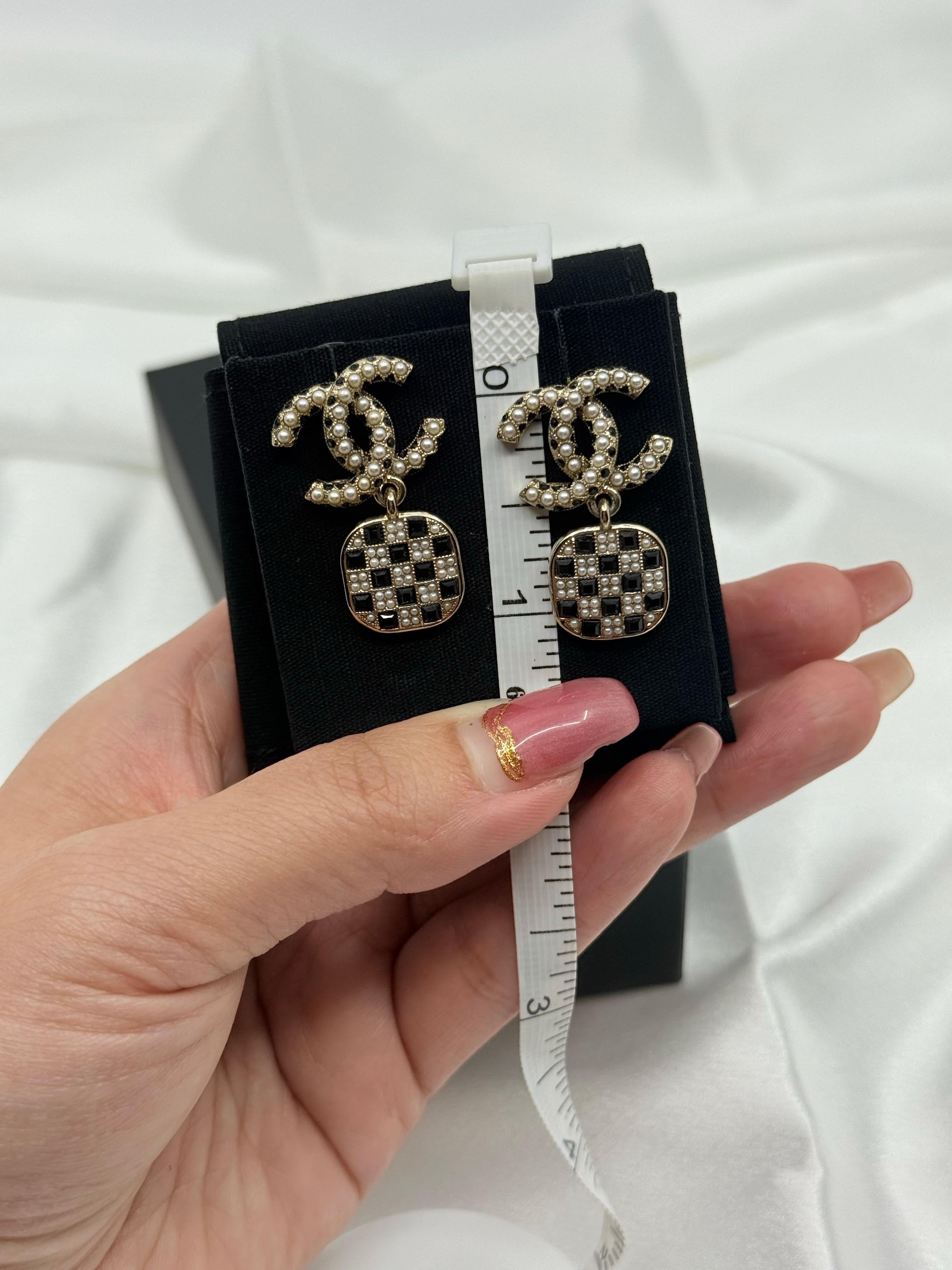 Chanel Kunstperlen CC Schwarz Kristall Ohrringe im Angebot 5