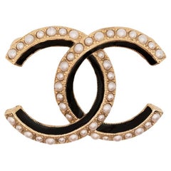 Chanel Broche CC en fausses perles