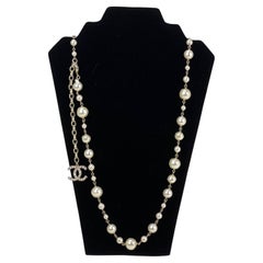 CHANEL Collana con cintura regolabile in oro e perle finte CC