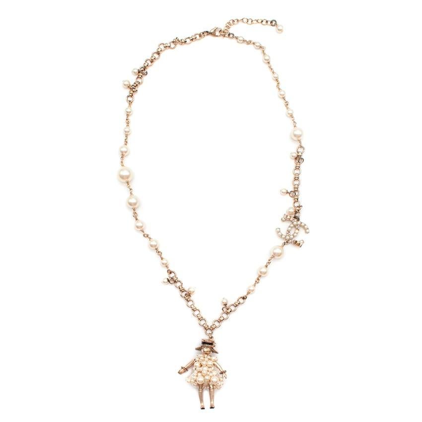 Chanel Faux Pearl Chain Necklace with Coco doll Pendant 

Chanel Faux Pearl Chain Necklace with Coco Doll Pendant with Faux Pearl Dress Embellishment and Faux Pearl CC with Lobster Clasp Closure.

Rare Piece 2014.



Includes Pouch and Box.
