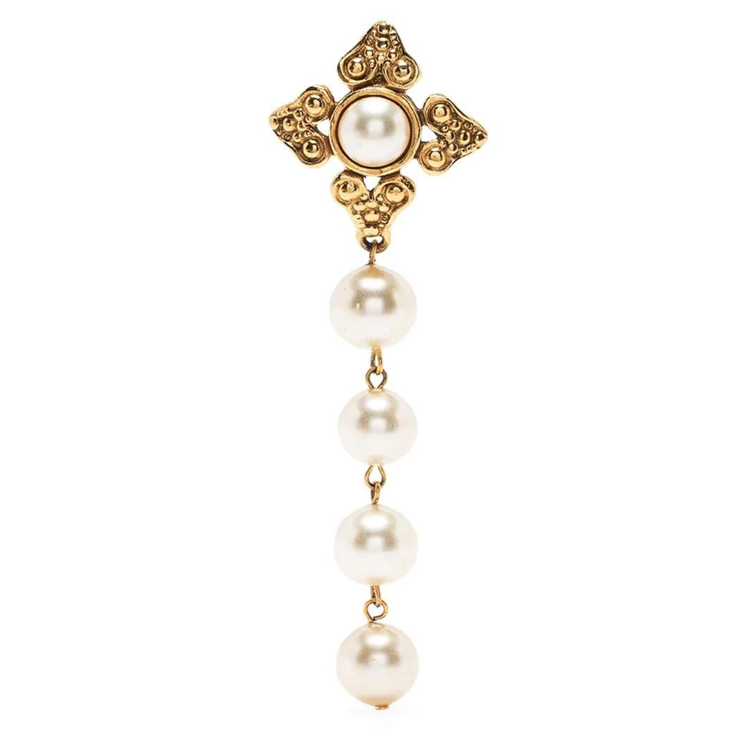 A timeless classic, pearls are said to give a flattering glow to the skin and eyes. Featuring a string of pearls hanging from a gold-tone pendant inspired by the maltese cross, these pre-owned Chanel earrings can elevate any outfit.  Wear them on