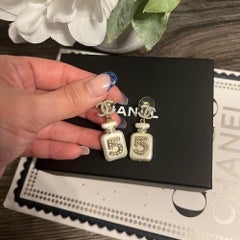Orecchini a goccia Chanel con perle finte e cristalli, in stile flacone del profumo CC