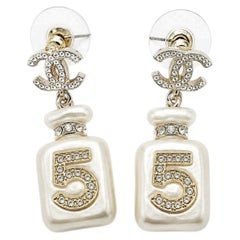 Orecchini a goccia Chanel con perle finte e cristalli, in stile flacone del profumo CC