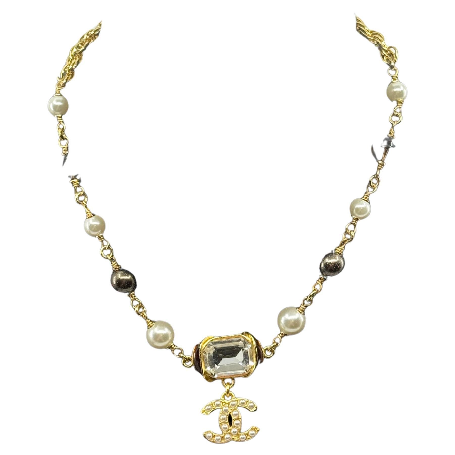 CHANEL - Collier CC en fausses perles, cristal et quartz