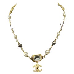 CHANEL - Collier CC en fausses perles, cristal et quartz