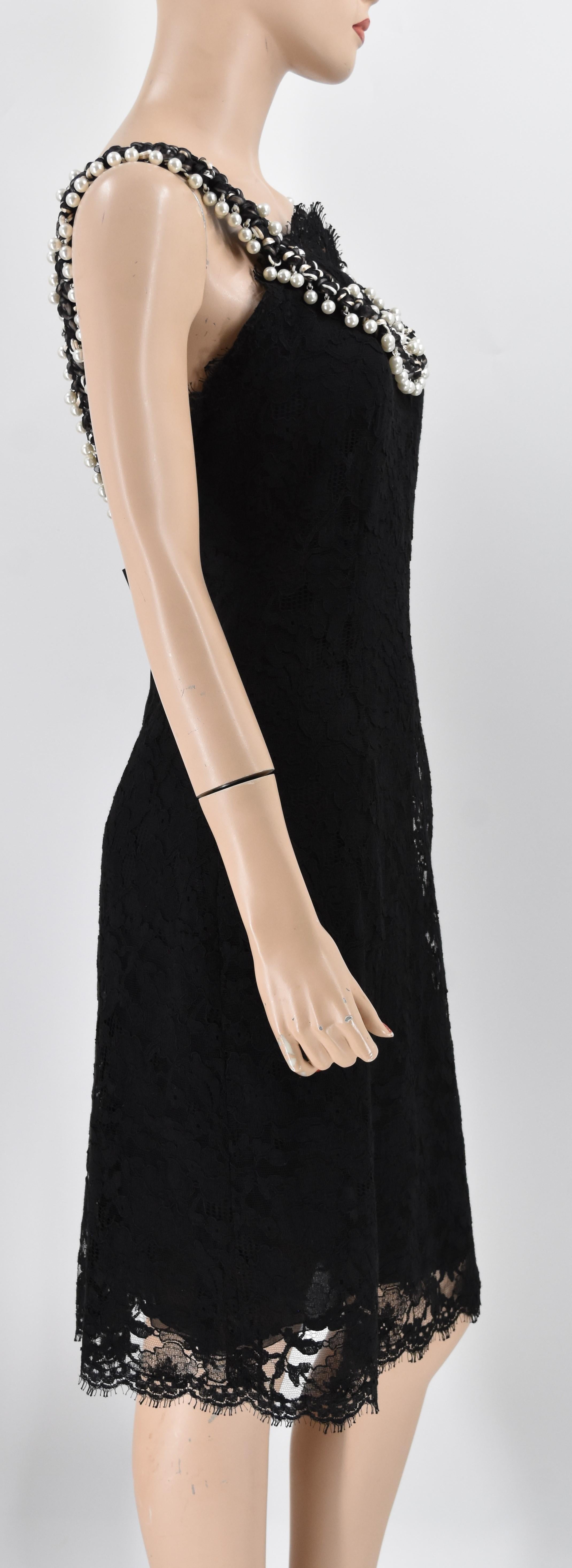 Abito in pizzo di Chanel, raro da trovare, ornato di perle finte. È in condizioni nuove.