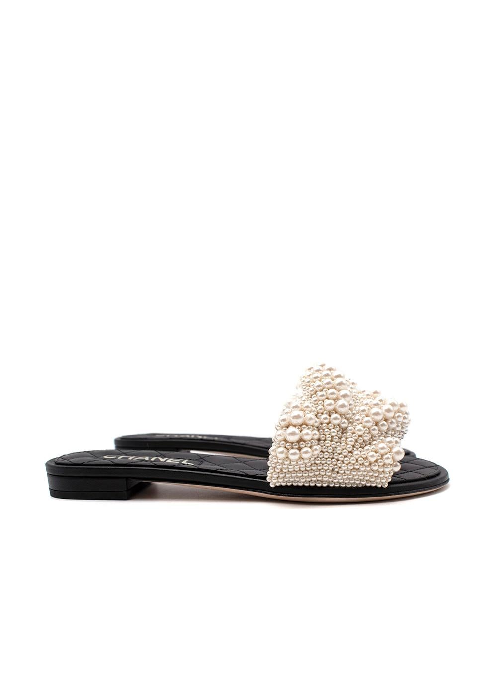 Chanel Faux-Pearl Embellished Sliders

- Chunky braided ropes of ivory faux-pearls adorn a single foot strap
- Black quilted leather footbed
- CC logo on the heel

Materials
Glass
Leather

Made In Italy

PLEASE NOTE, THESE ITEMS ARE PRE-OWNED AND