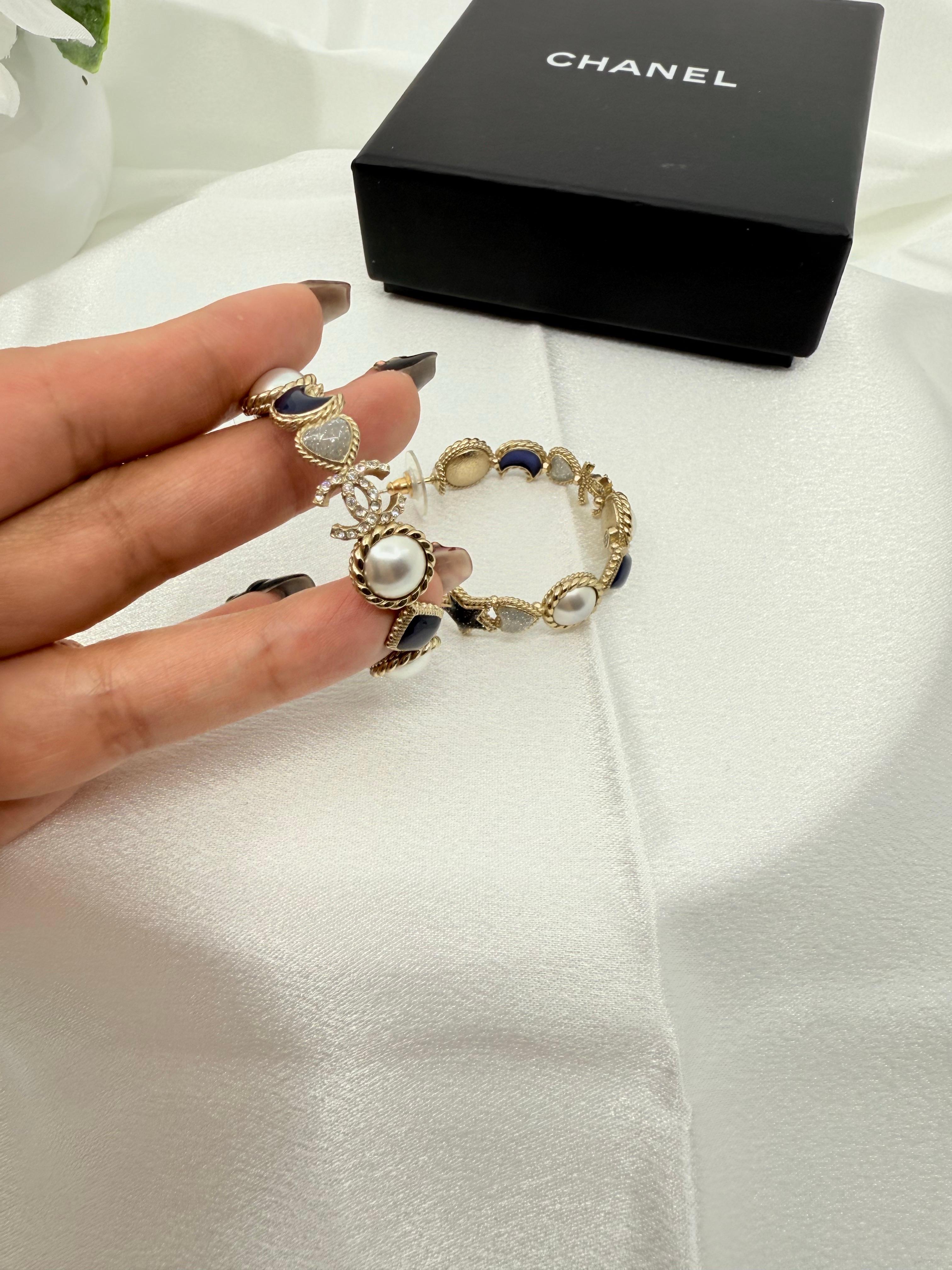 Chanel Orecchini a cerchio con perle finte e smalto in argento con cuore a forma di luna blu e cristallo CC in vendita 6