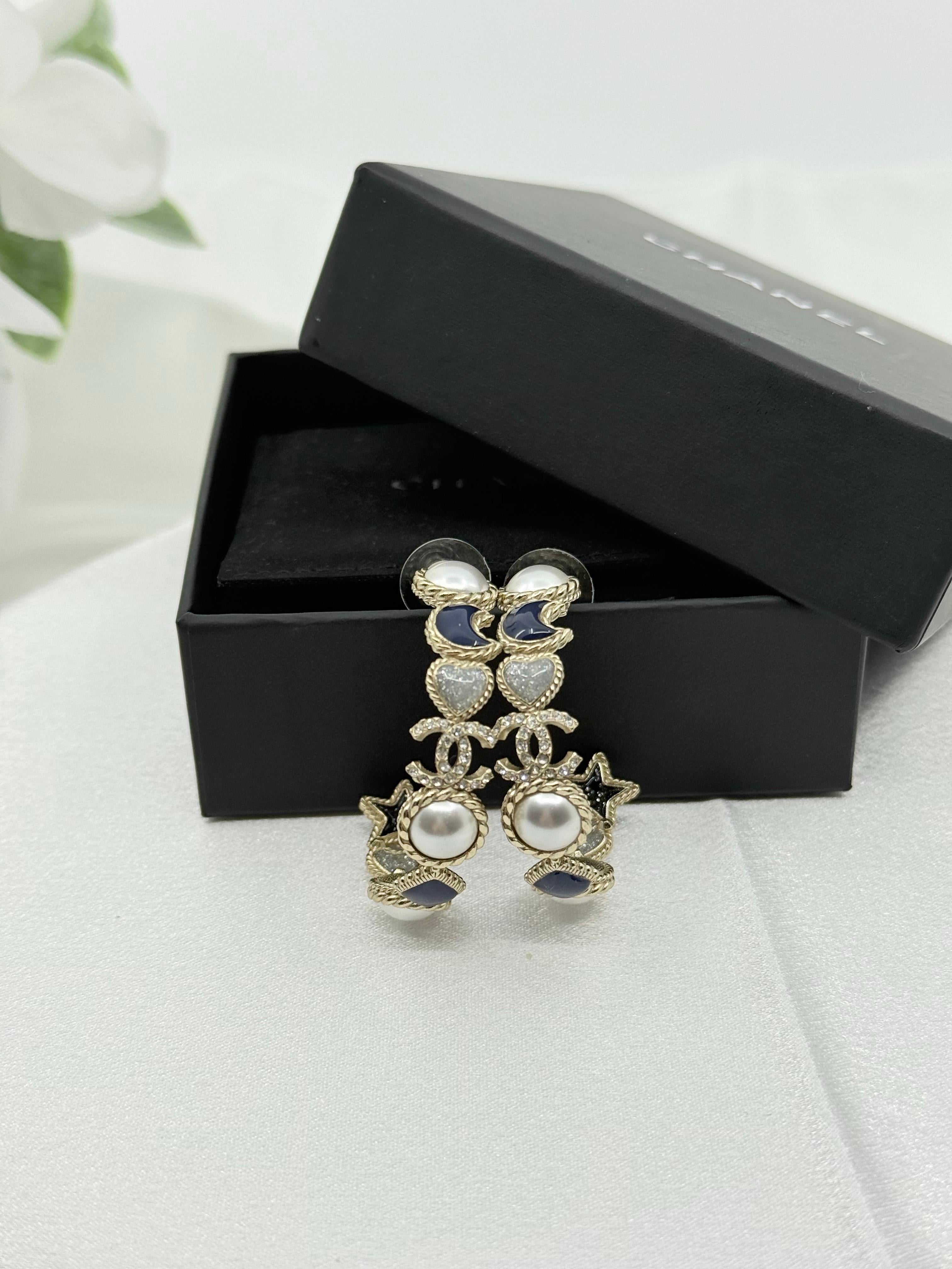 Chanel Orecchini a cerchio con perle finte e smalto in argento con cuore a forma di luna blu e cristallo CC in vendita 7