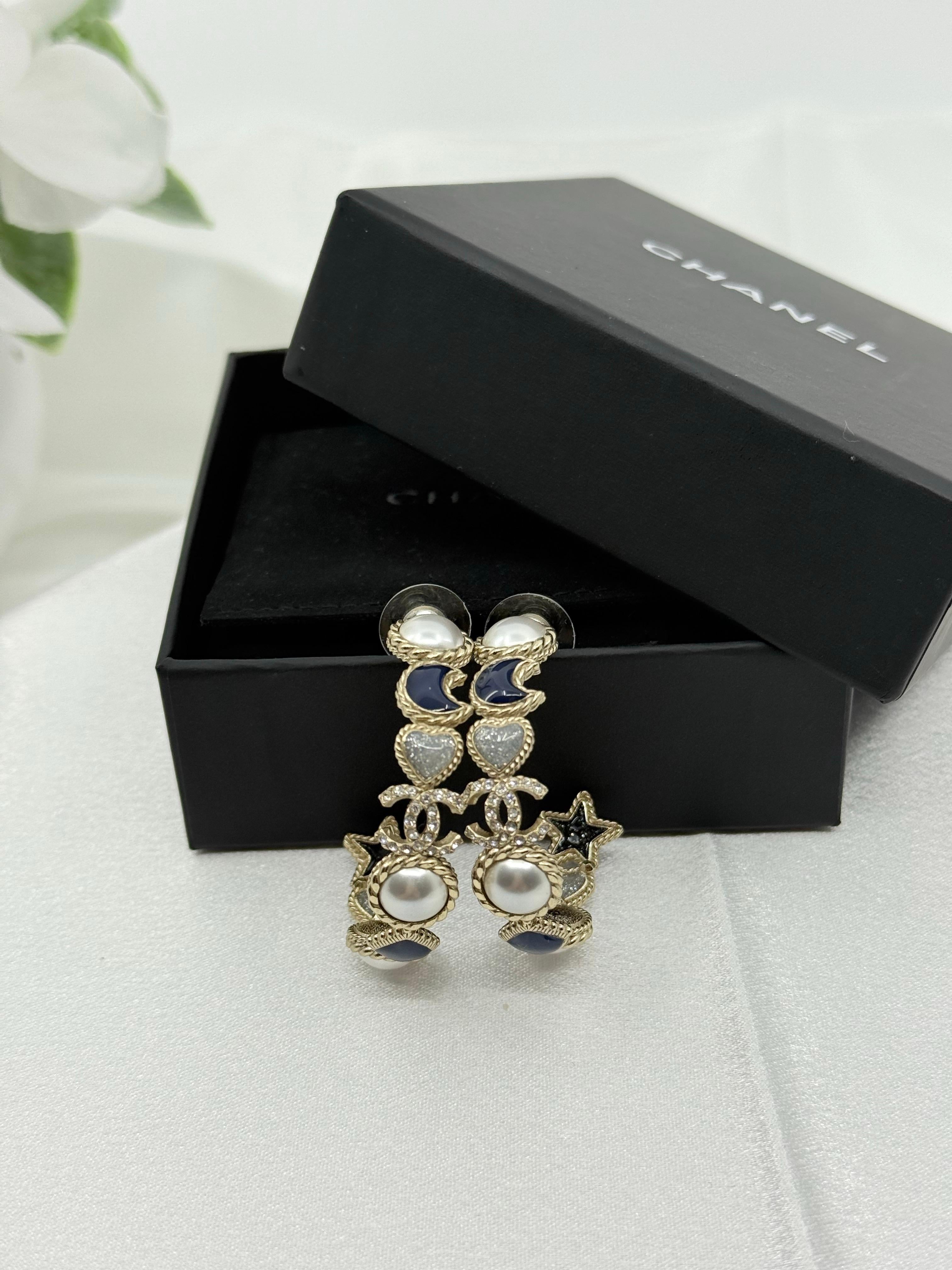 DETTAGLI:
Marchio di garanzia: CHANEL
Prodotto in Francia
Dalla Collezione Estate 2020 di Virginie Viard
Gli orecchini sono in buone condizioni e presentano un'usura minima.
Viene fornito con scatola e custodia

INFORMAZIONI IMPORTANTI:
Questo