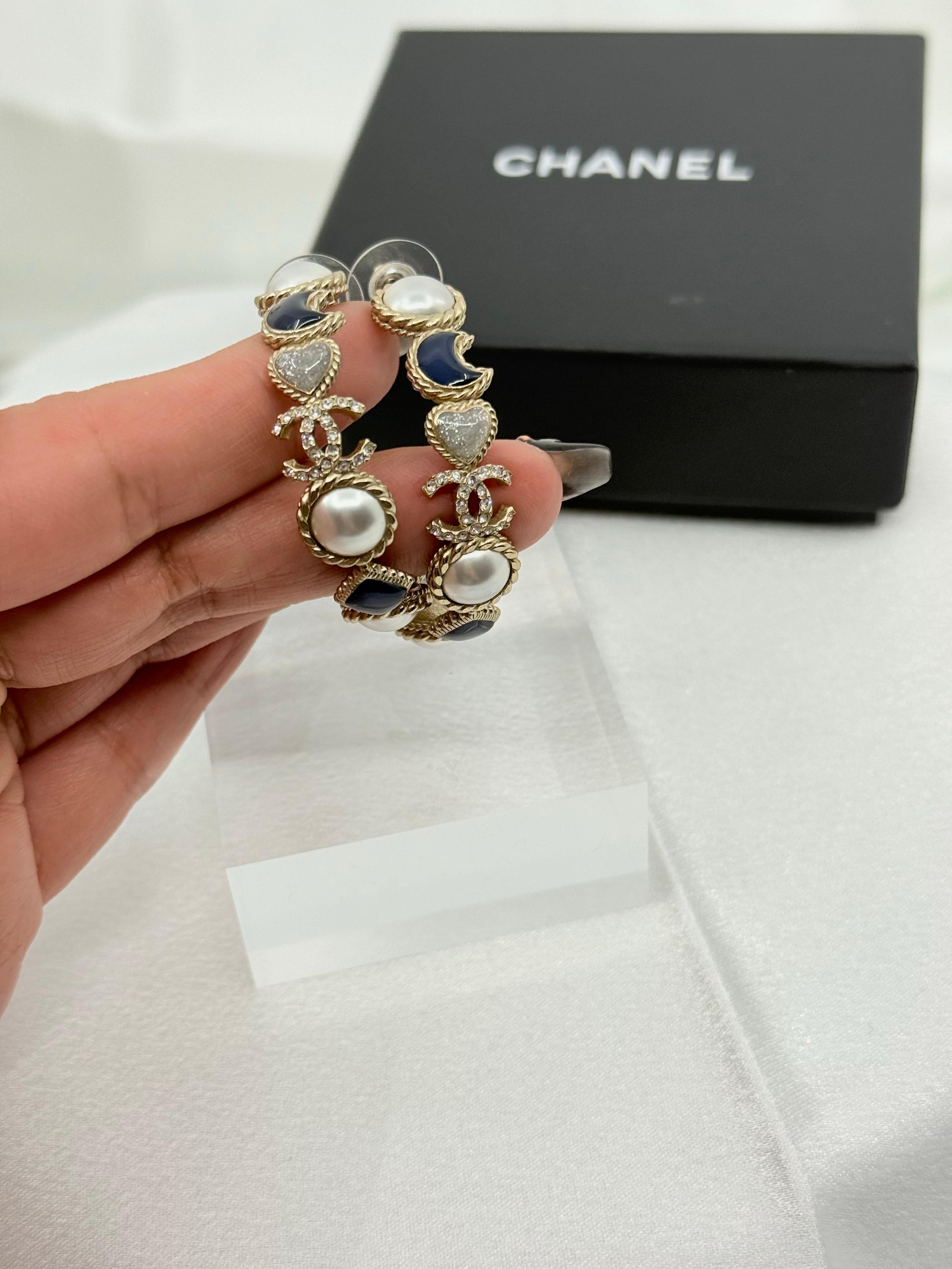 Chanel Orecchini a cerchio con perle finte e smalto in argento con cuore a forma di luna blu e cristallo CC In condizioni buone in vendita a Bellevue, WA