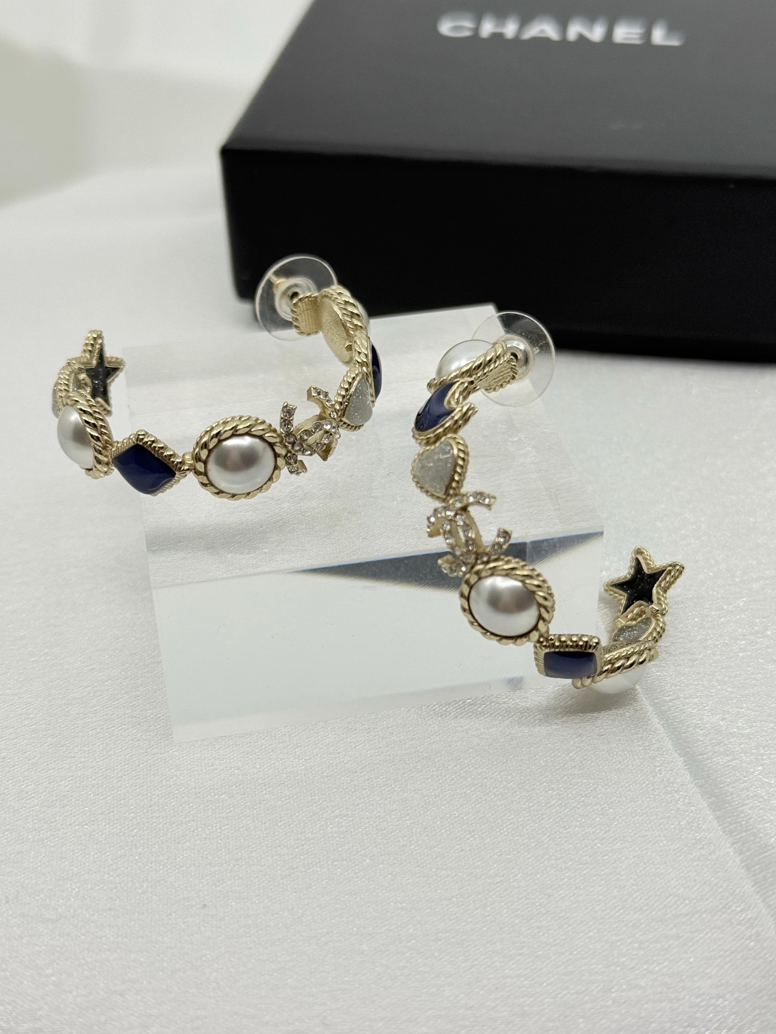 da uomo o donna Chanel Orecchini a cerchio con perle finte e smalto in argento con cuore a forma di luna blu e cristallo CC in vendita