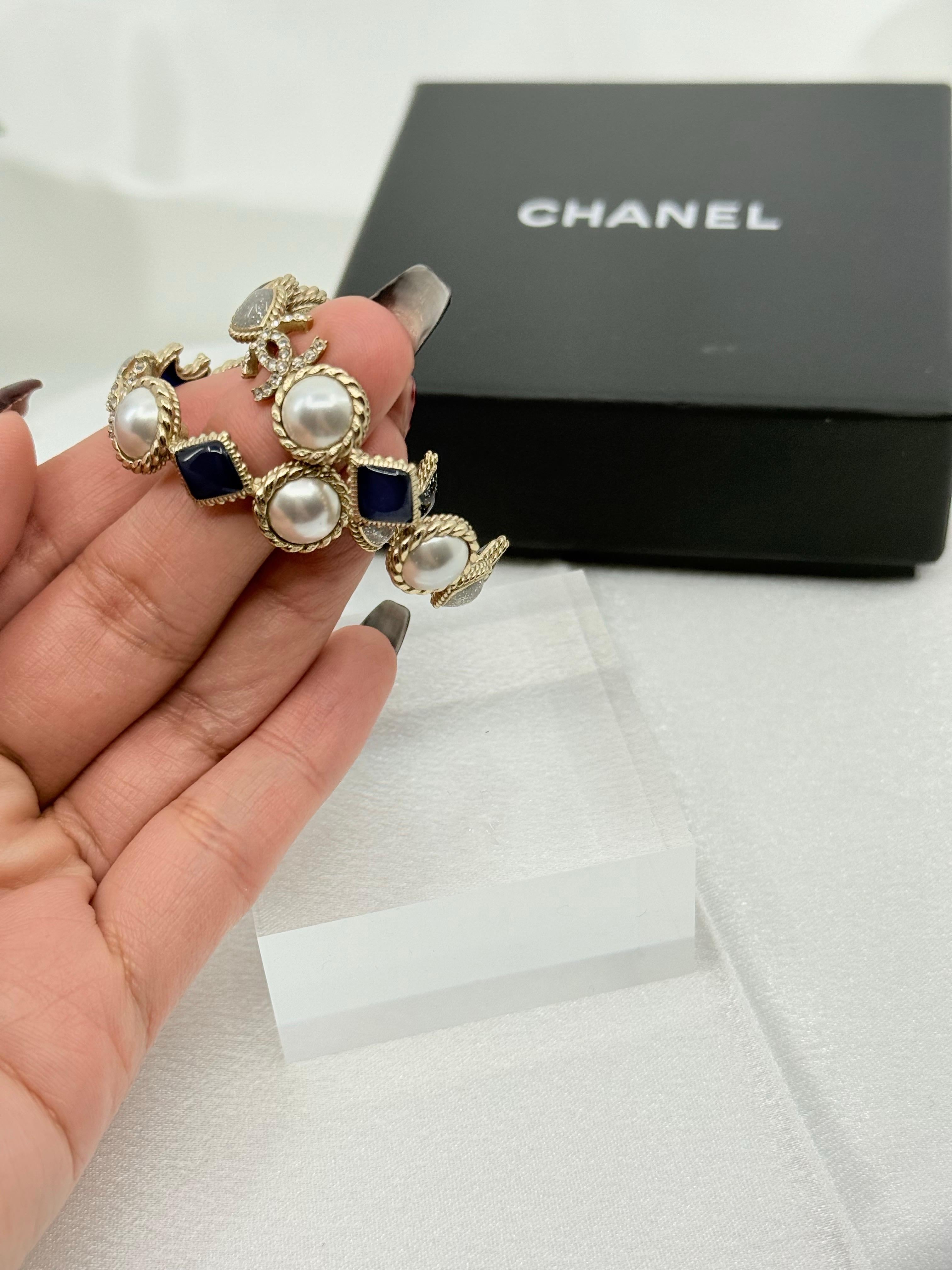 Chanel Orecchini a cerchio con perle finte e smalto in argento con cuore a forma di luna blu e cristallo CC in vendita 1