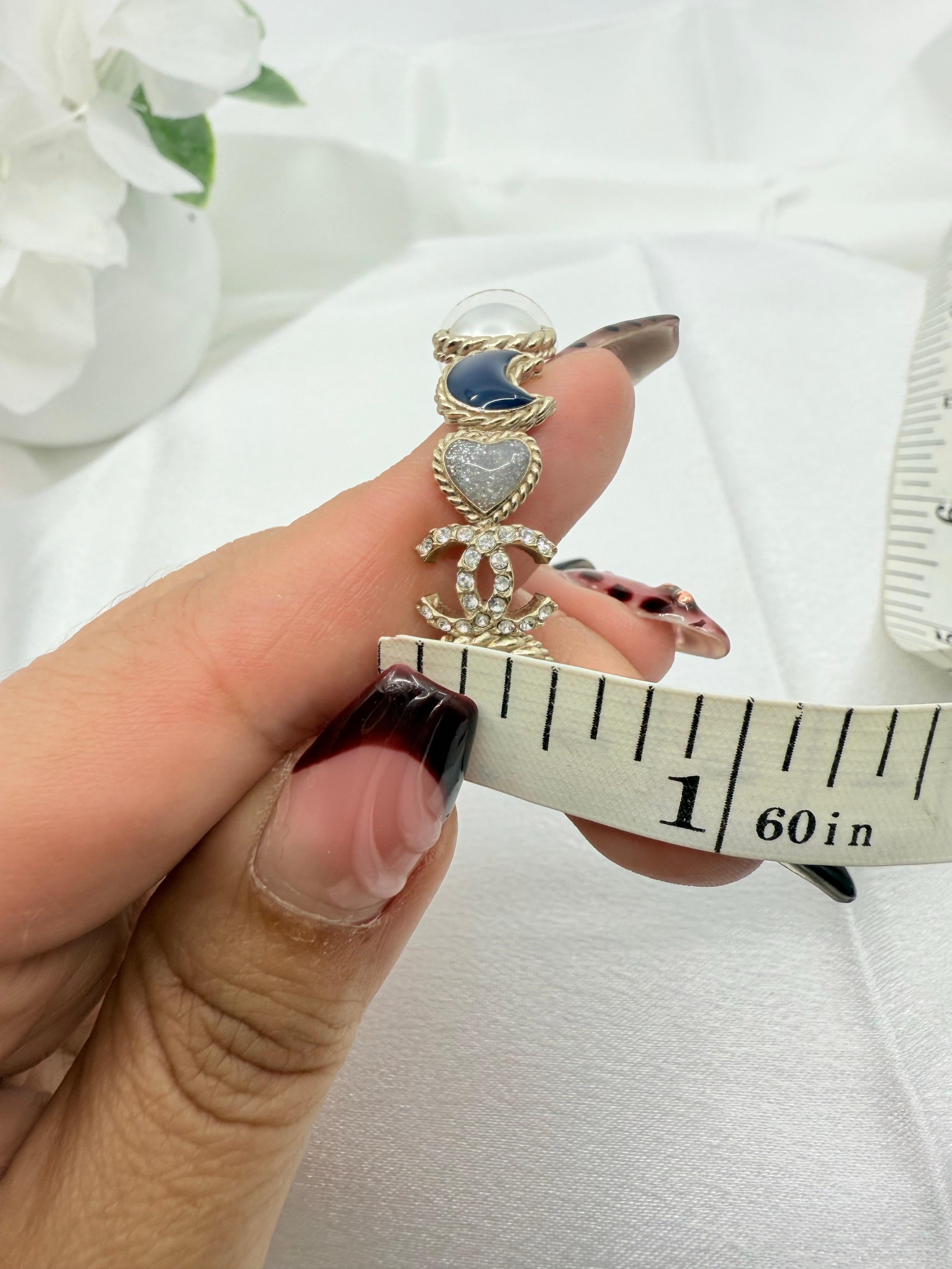 Chanel Orecchini a cerchio con perle finte e smalto in argento con cuore a forma di luna blu e cristallo CC in vendita 2