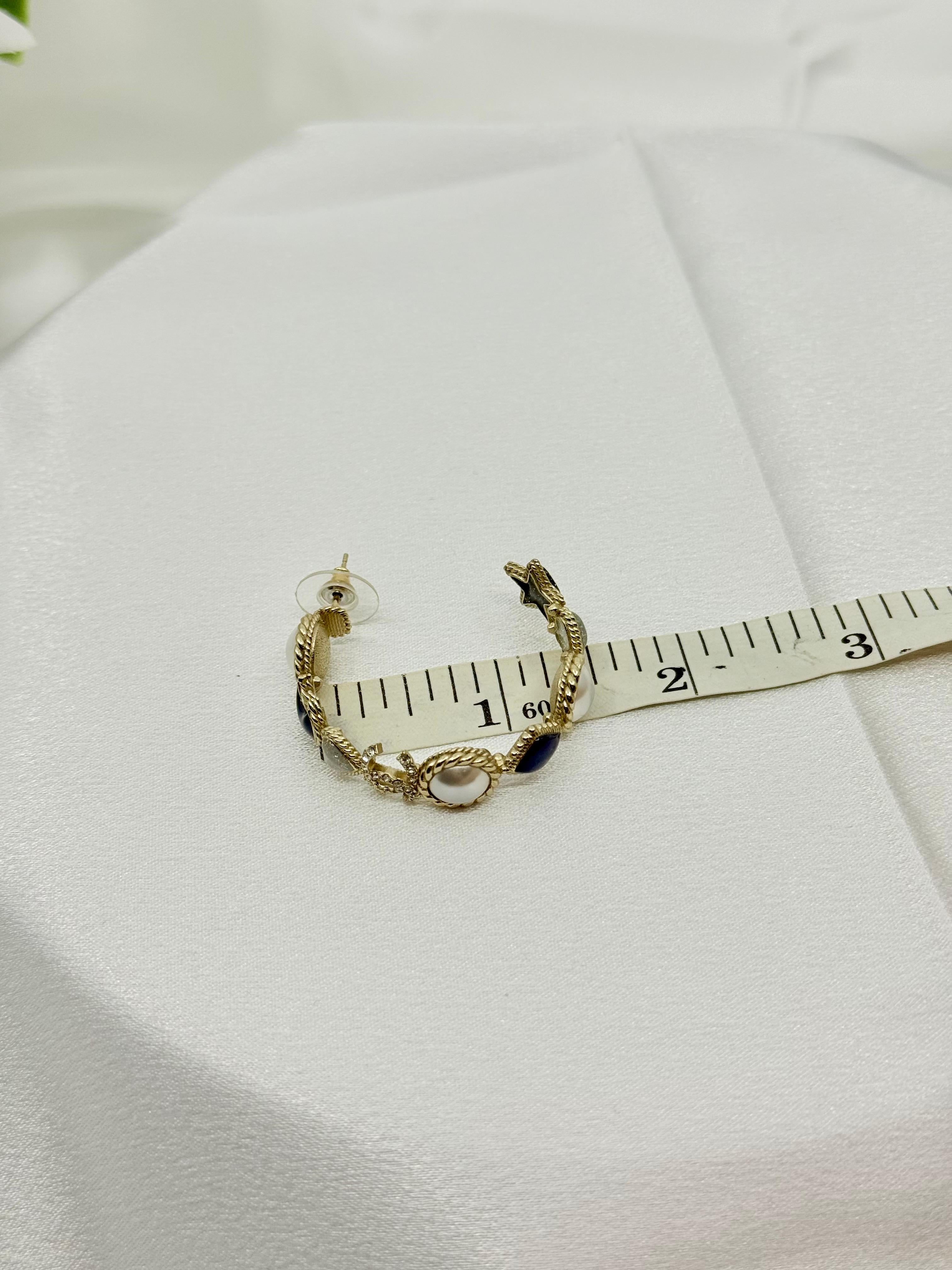 Chanel Orecchini a cerchio con perle finte e smalto in argento con cuore a forma di luna blu e cristallo CC in vendita 3