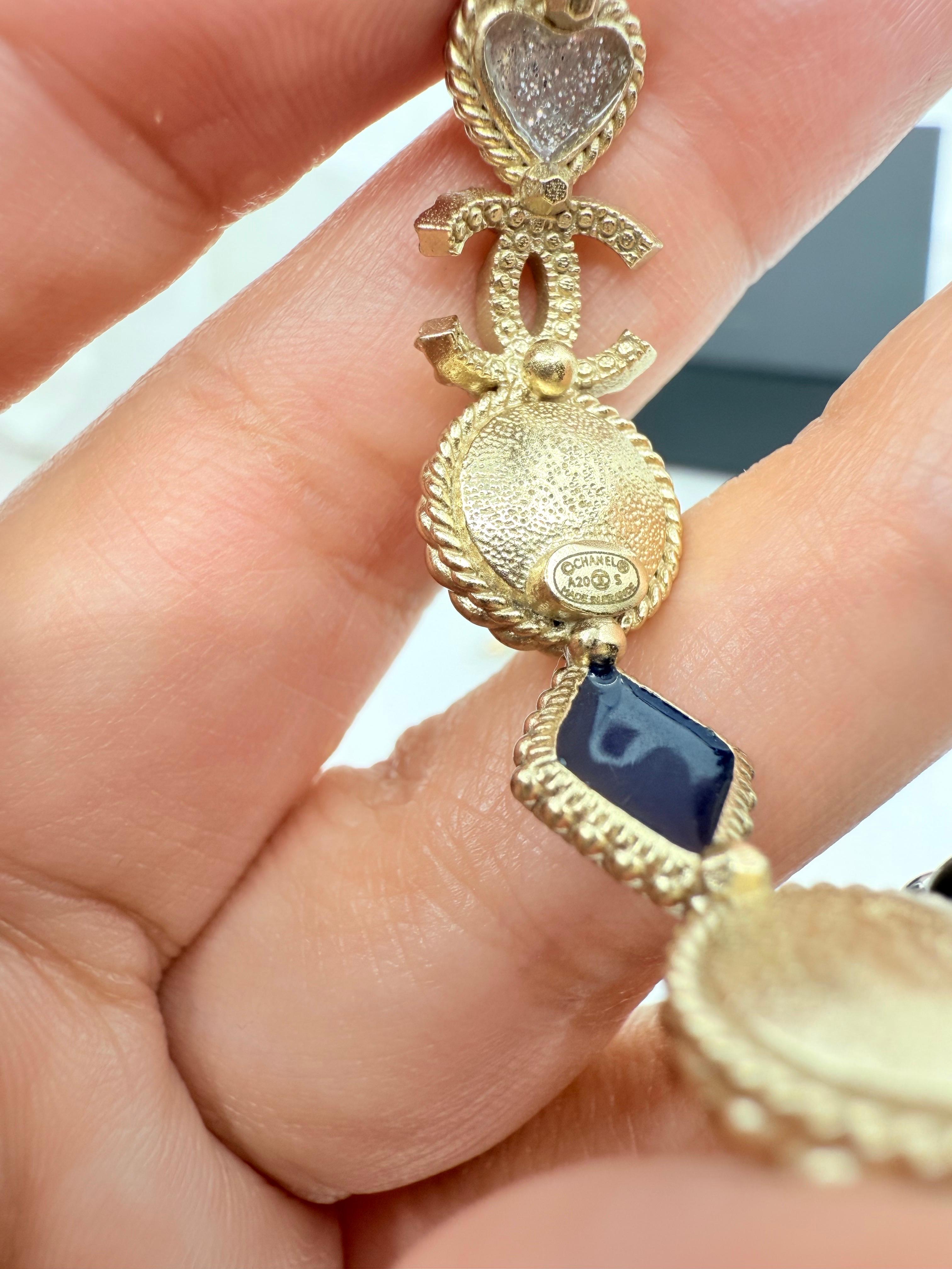 Chanel Orecchini a cerchio con perle finte e smalto in argento con cuore a forma di luna blu e cristallo CC in vendita 4