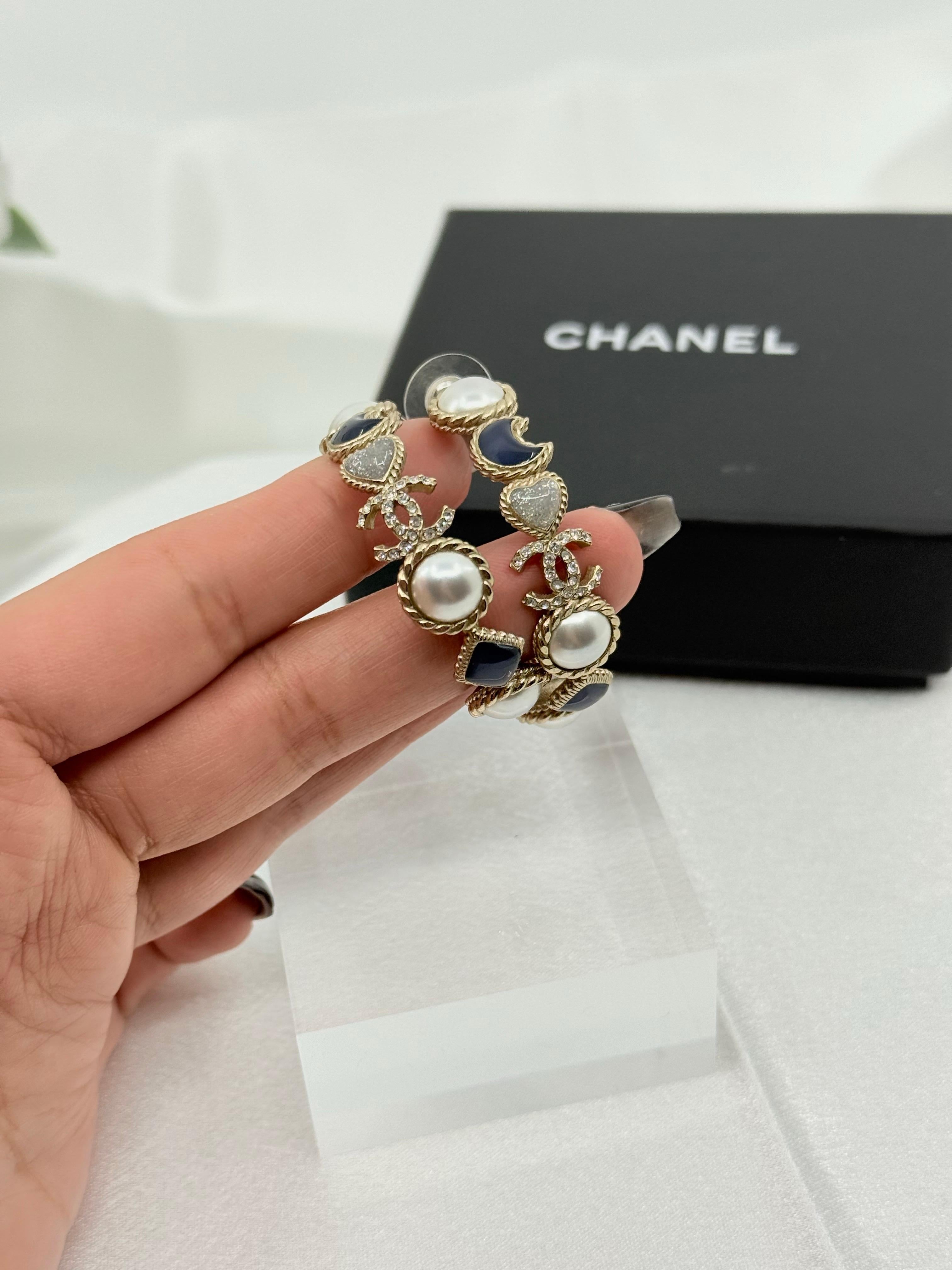 Chanel Orecchini a cerchio con perle finte e smalto in argento con cuore a forma di luna blu e cristallo CC in vendita 5
