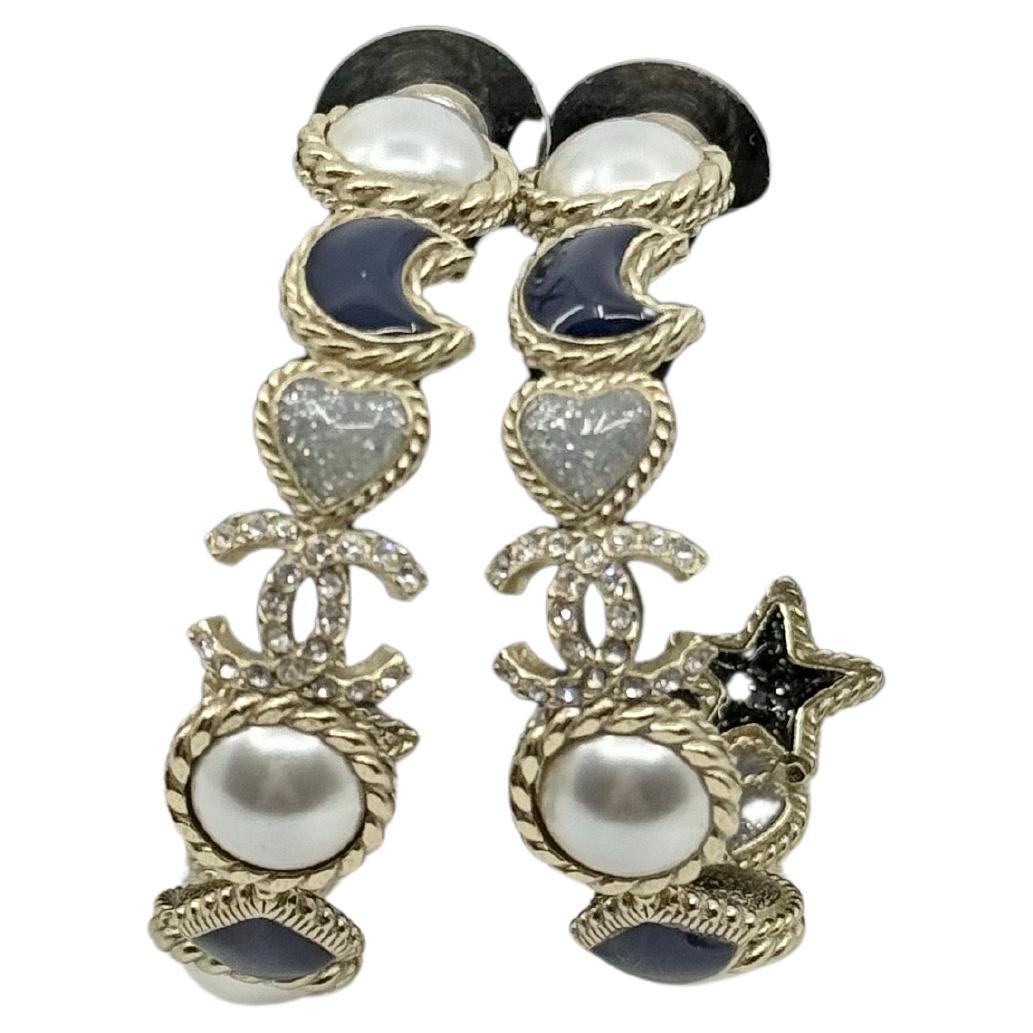 Chanel Orecchini a cerchio con perle finte e smalto in argento con cuore a forma di luna blu e cristallo CC in vendita