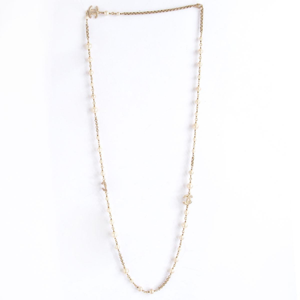 100% authentic Chanel CC necklace made of off-white faux pearls and light gold-tone metal chain with 3 CC logos embellished with little faux pearls. Has been worn and is in excellent condition. Comes with case. 

Length 54cm (21.1in)
Hardware Light