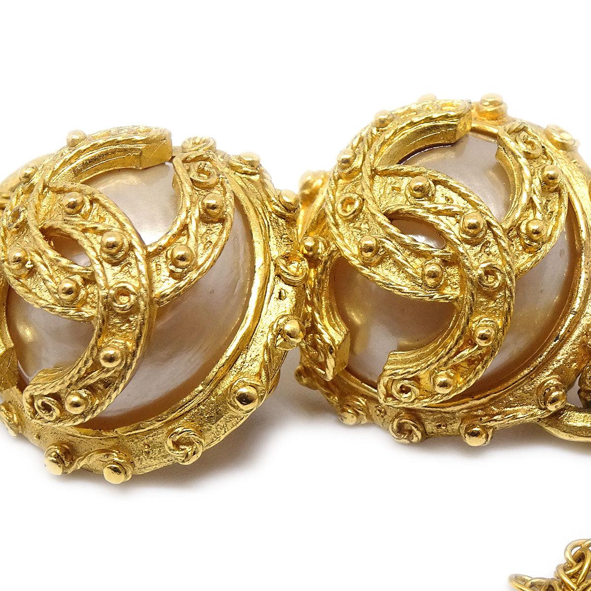 CHANEL Kunstperlen-Ohrringe aus Gold und Metall mit Quaste  im Zustand „Gut“ im Angebot in Chicago, IL
