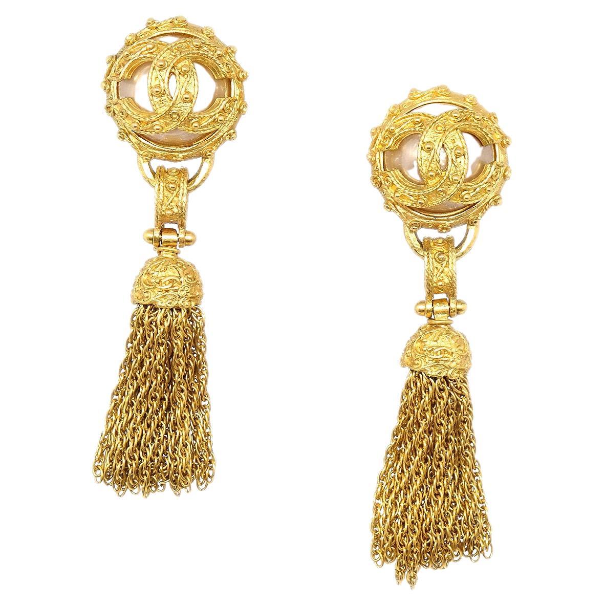 CHANEL Kunstperlen-Ohrringe aus Gold und Metall mit Quaste  im Angebot