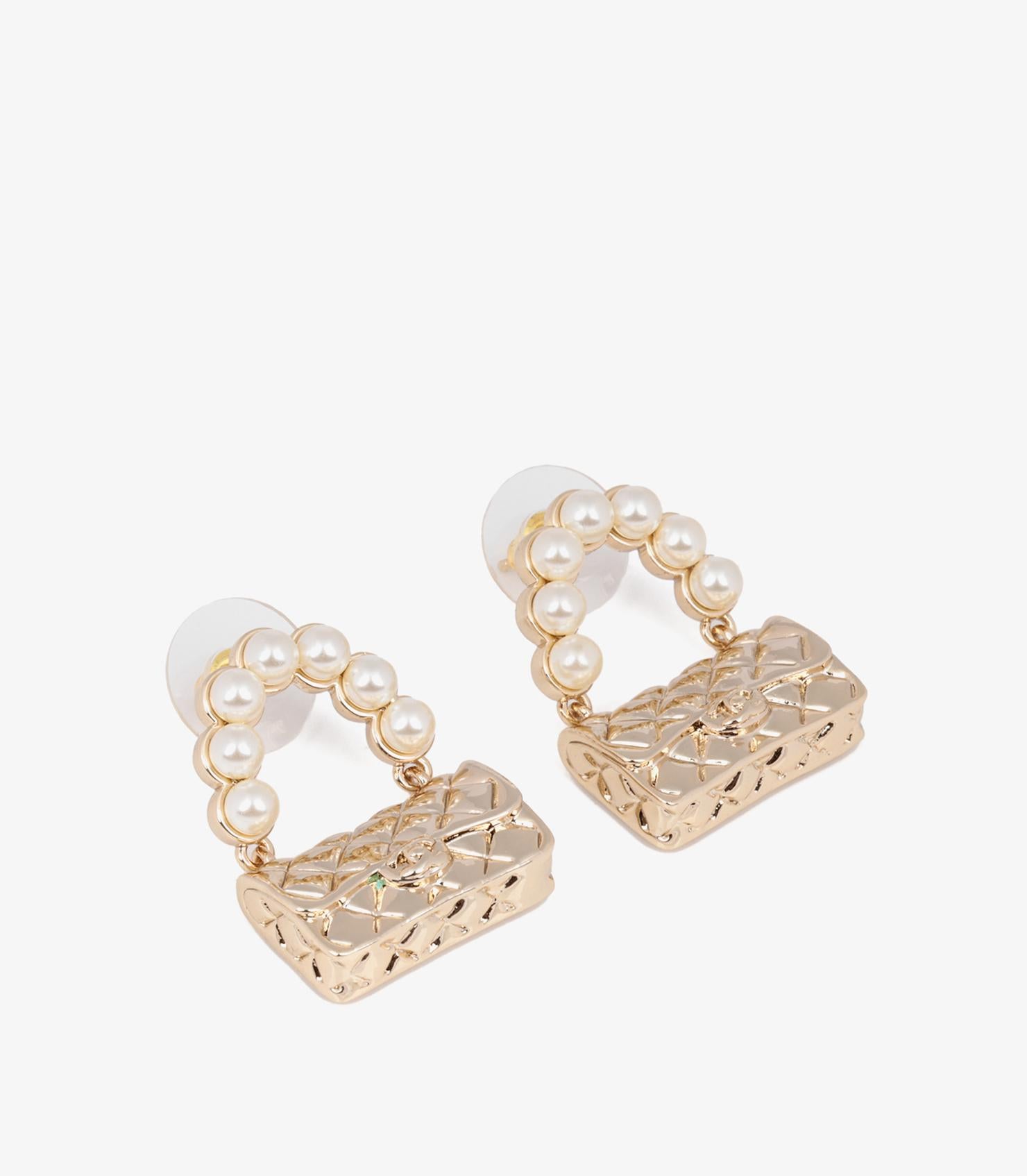 Chanel Goldfarbene gesteppte Taschen-Ohrringe mit Klappe aus Perlen im Zustand „Hervorragend“ im Angebot in Bishop's Stortford, Hertfordshire