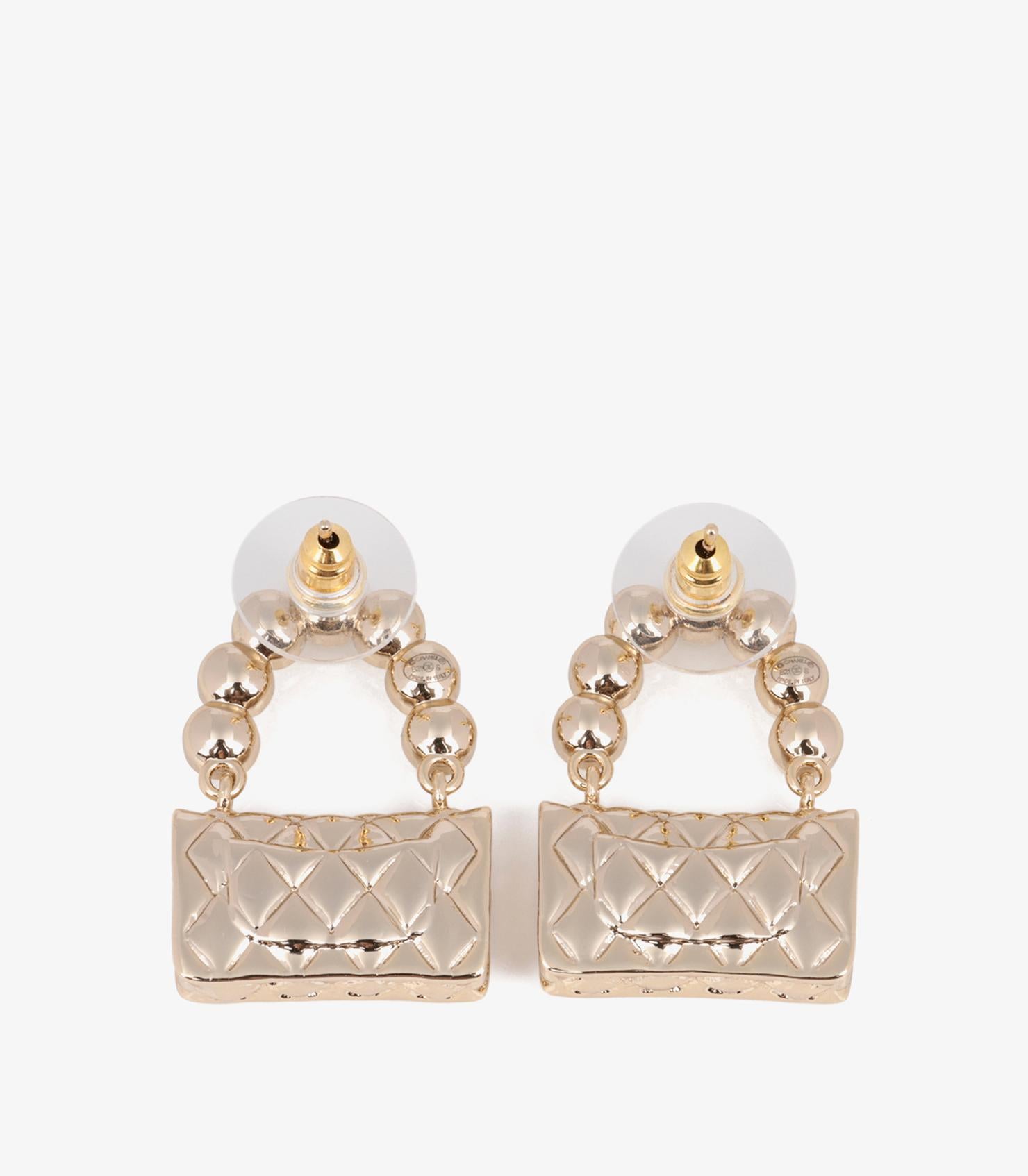 Chanel Goldfarbene gesteppte Taschen-Ohrringe mit Klappe aus Perlen für Damen oder Herren im Angebot
