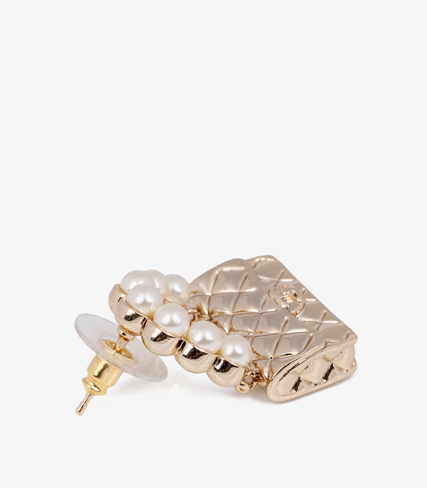Chanel Goldfarbene gesteppte Taschen-Ohrringe mit Klappe aus Perlen im Angebot 1