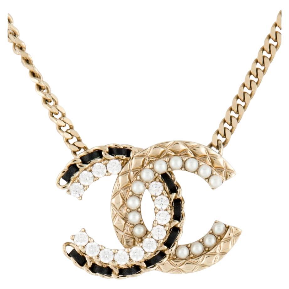 Collier CHANEL avec pendentif CC doré en cuir, fausses perles et cristaux en vente