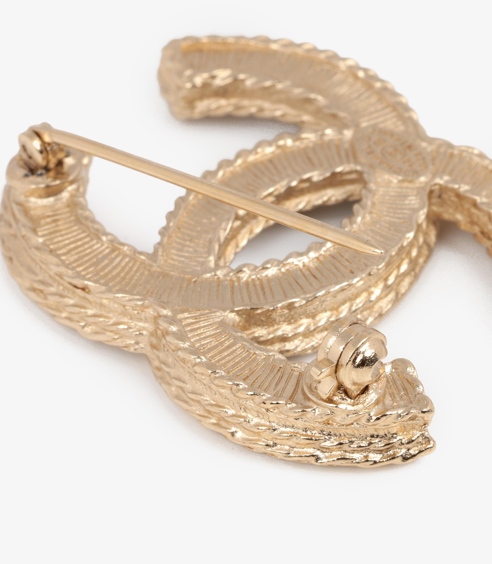 Broche Chanel Logo CC Perla Faux Tono Oro Mate

Marca- Chanel
Model- Broche con logotipo CC
Tipo de producto- Broche
Número de serie- *
Edad- Alrededor de 2014
Acompañado de- Caja Chanel, bolsa guardapolvo, recibo
Material(es) - Metal dorado