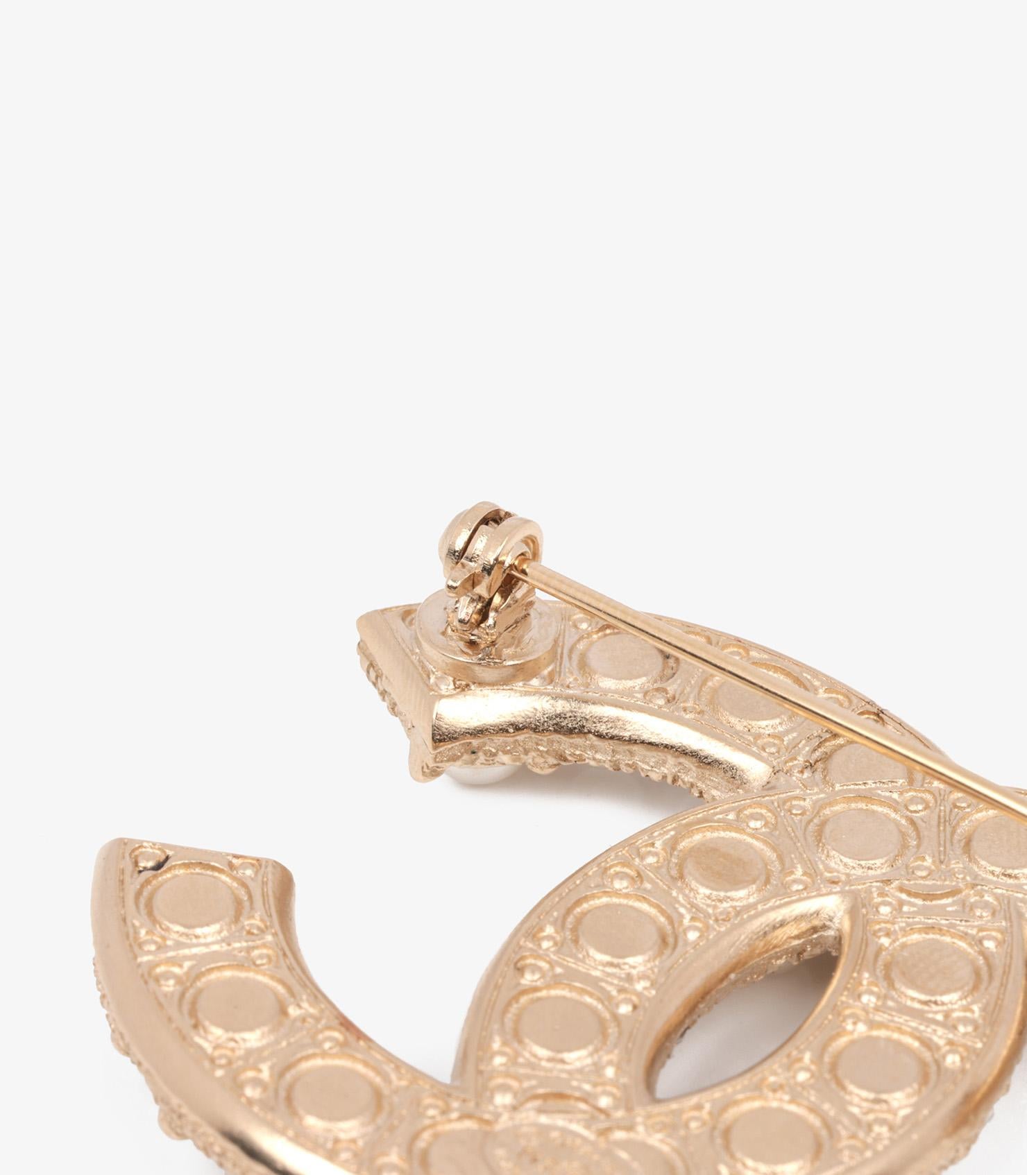 Chanel Matte Goldfarbene CC-Logo-Brosche aus Kunstperlen Damen