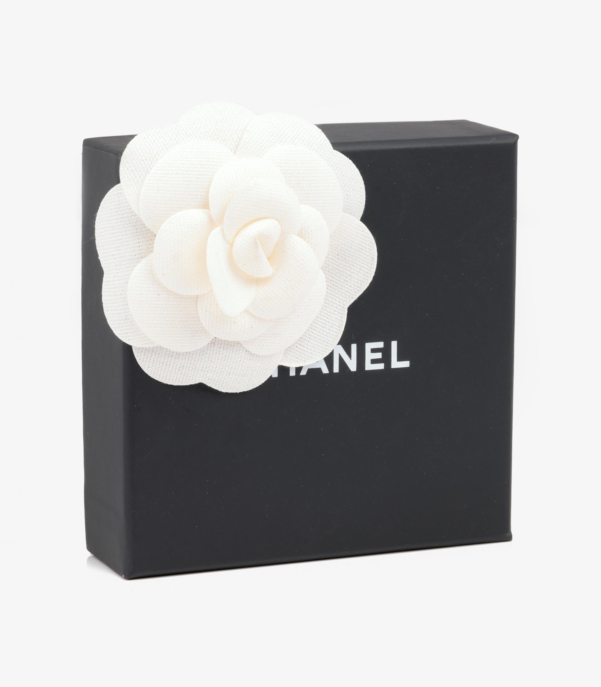 Broche Chanel Logo CC Perla Faux Tono Oro Mate 1