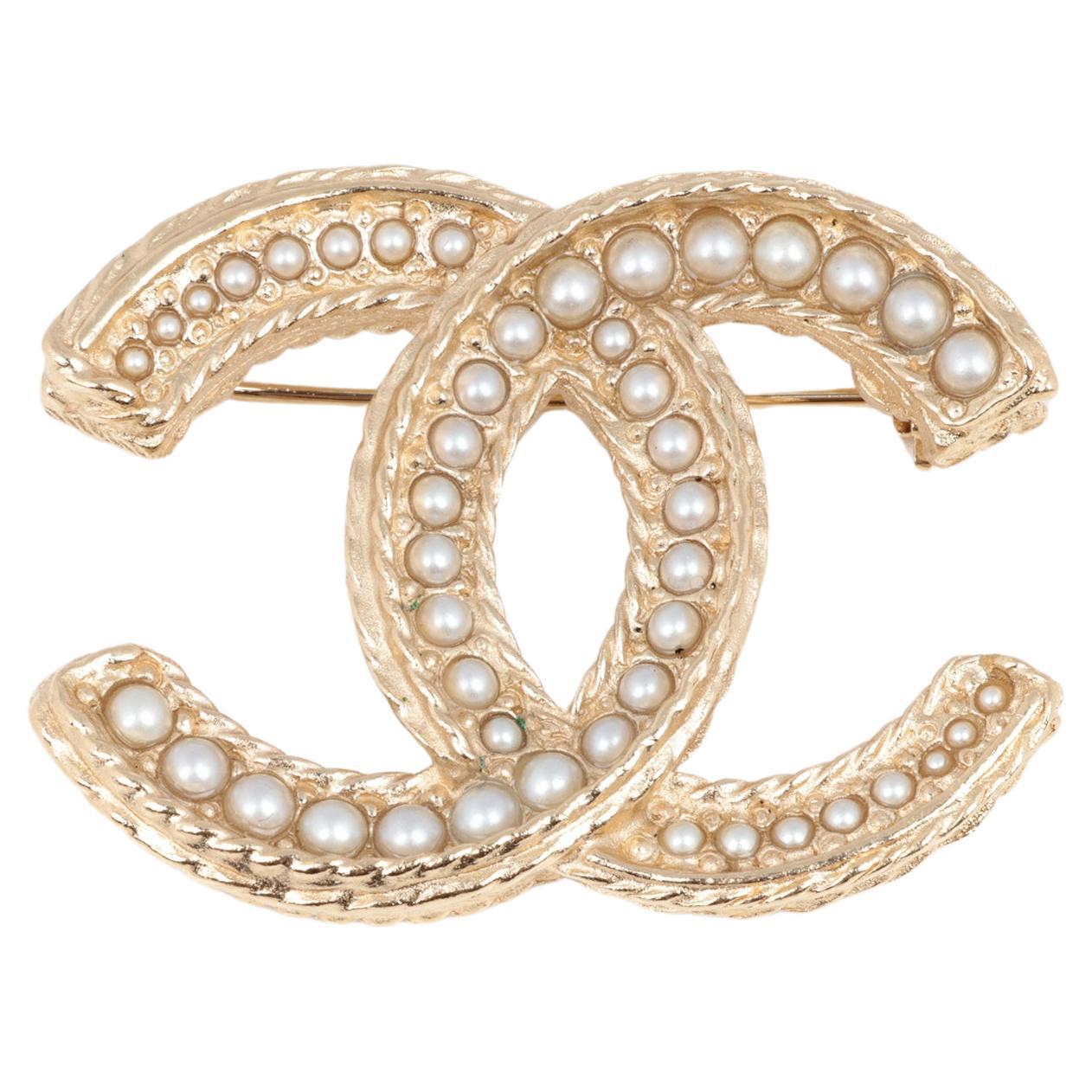 Chanel Faux Pearl Matte Gold Tone CC Logo Brooch For Sale at