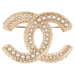 Broche Chanel Logo CC Perla Faux Tono Oro Mate