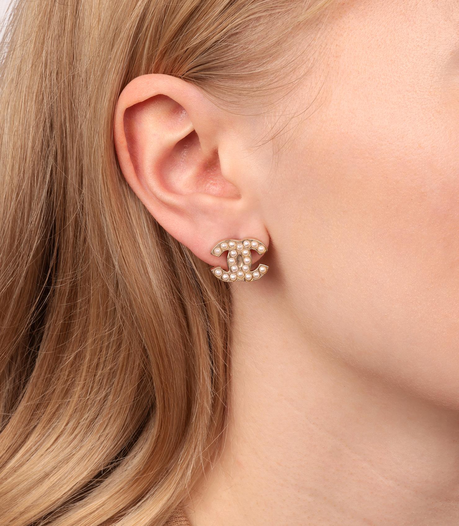 Chanel Faux Pearl Matte Gold Tone CC Stud Earrings

Brand Chanel
Model CC Stud Earrings
Product Type Earrings
Serial Number 07V
Accompanied By Chanel Box
Material(s) Matte Gold Tone Metal
Earring Length 16.8mm
Earring Width 12.5mm
Earring Back Push