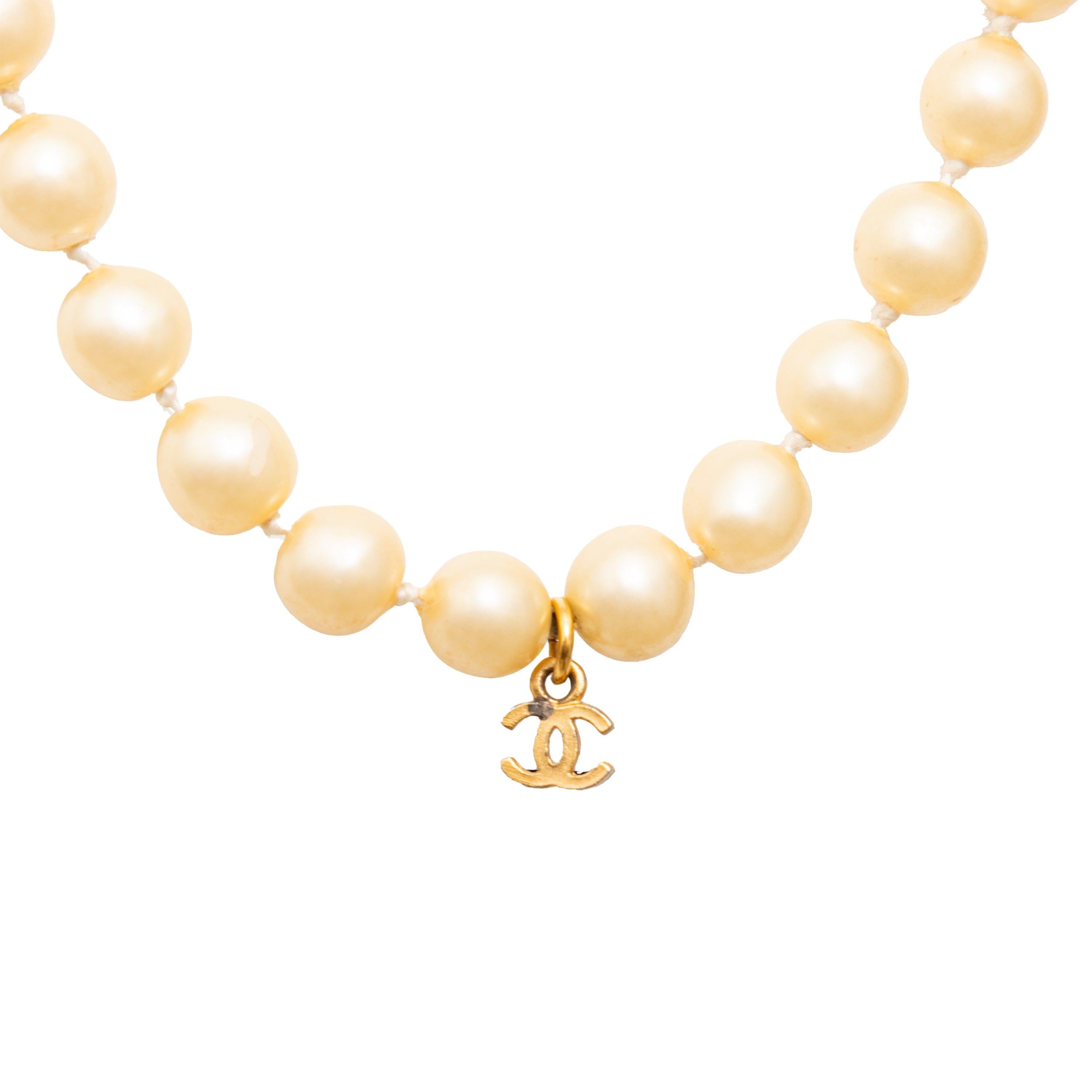 Collana Chanel con perle finte - anni '90 In condizioni discrete in vendita a Milano, IT