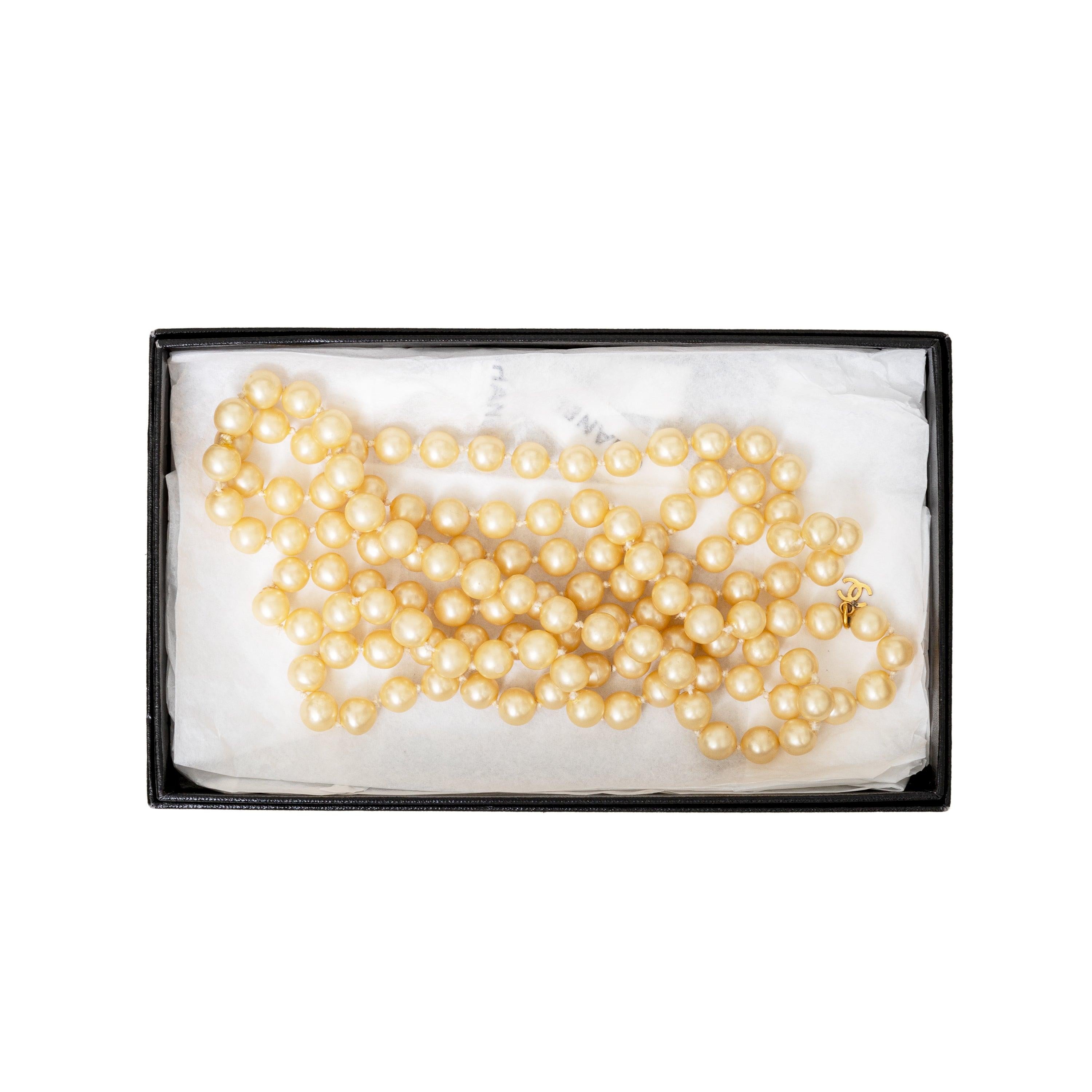 Collana Chanel con perle finte - anni '90 in vendita 2
