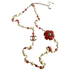 Chanel Halskette mit CC-Logo aus Kunstperlen in Rosa und Kamelie 