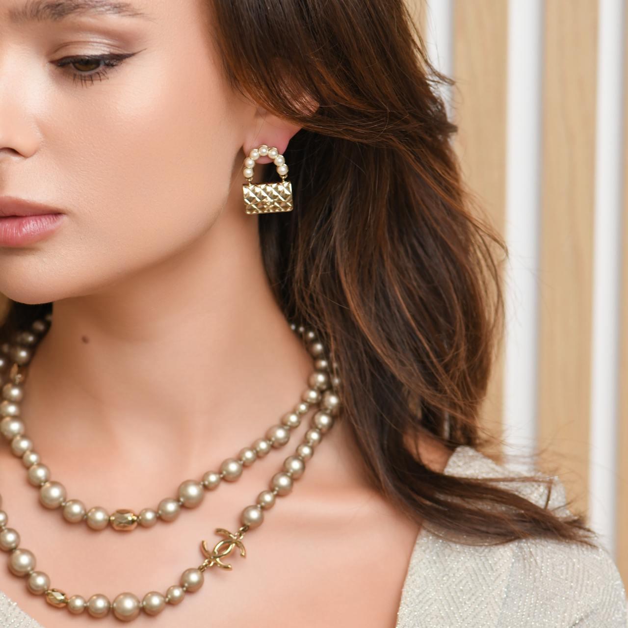 Chanel Borsa con patta classica trapuntata di perle finte Orecchini in tonalità oro In condizioni ottime in vendita a Banbury, GB