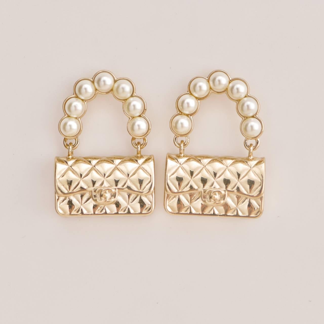 da uomo o donna Chanel Borsa con patta classica trapuntata di perle finte Orecchini in tonalità oro in vendita