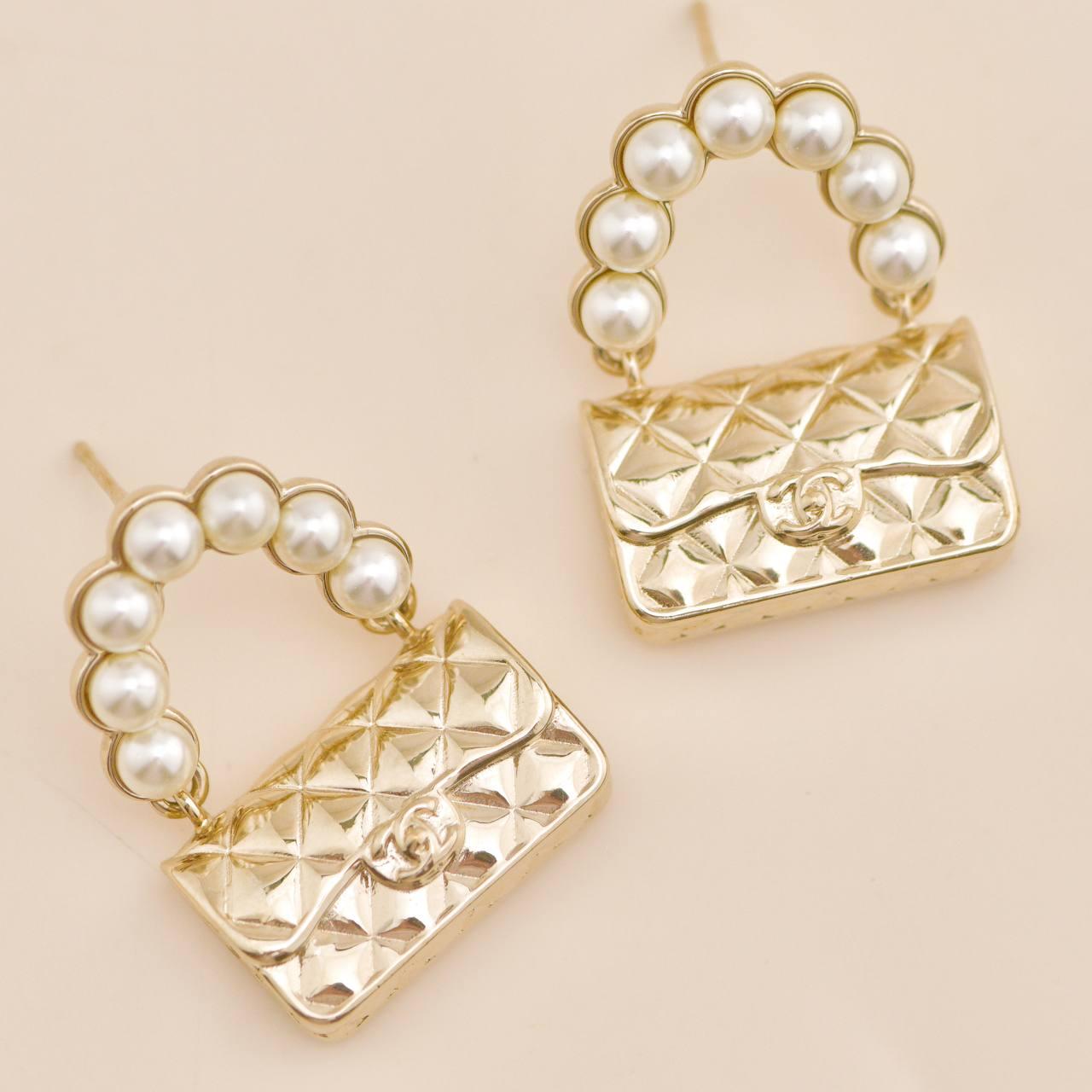 Chanel Borsa con patta classica trapuntata di perle finte Orecchini in tonalità oro in vendita 1