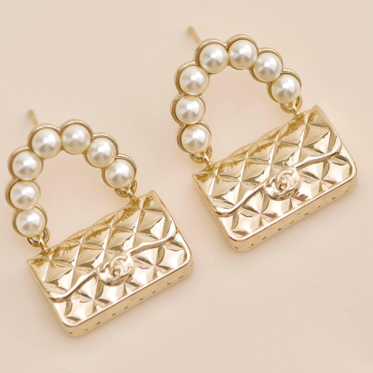 Chanel Borsa con patta classica trapuntata di perle finte Orecchini in tonalità oro in vendita 2