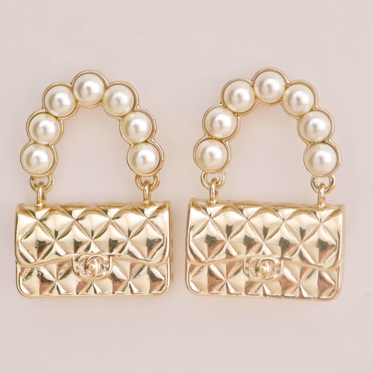 Chanel Borsa con patta classica trapuntata di perle finte Orecchini in tonalità oro in vendita 3