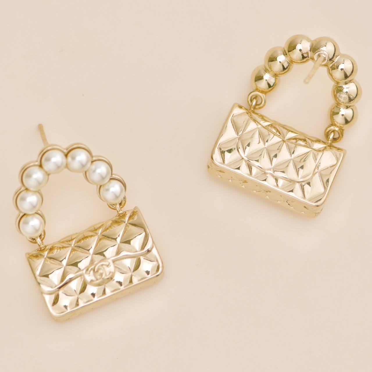 Chanel Borsa con patta classica trapuntata di perle finte Orecchini in tonalità oro in vendita 4