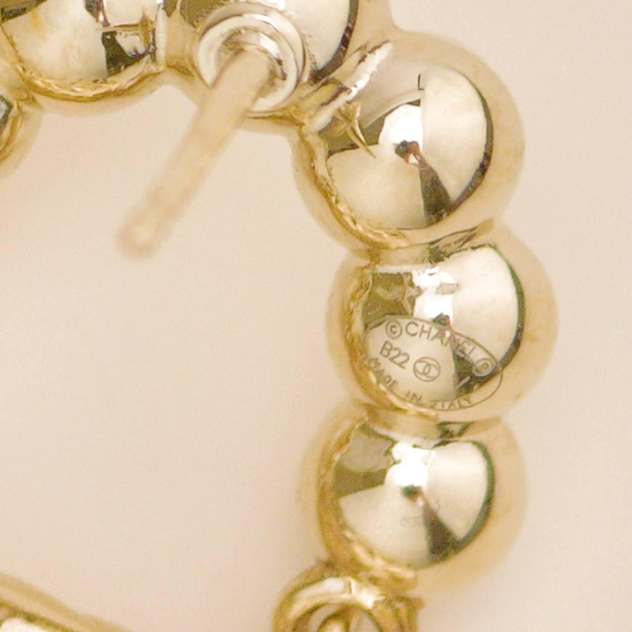 Chanel Borsa con patta classica trapuntata di perle finte Orecchini in tonalità oro in vendita 5
