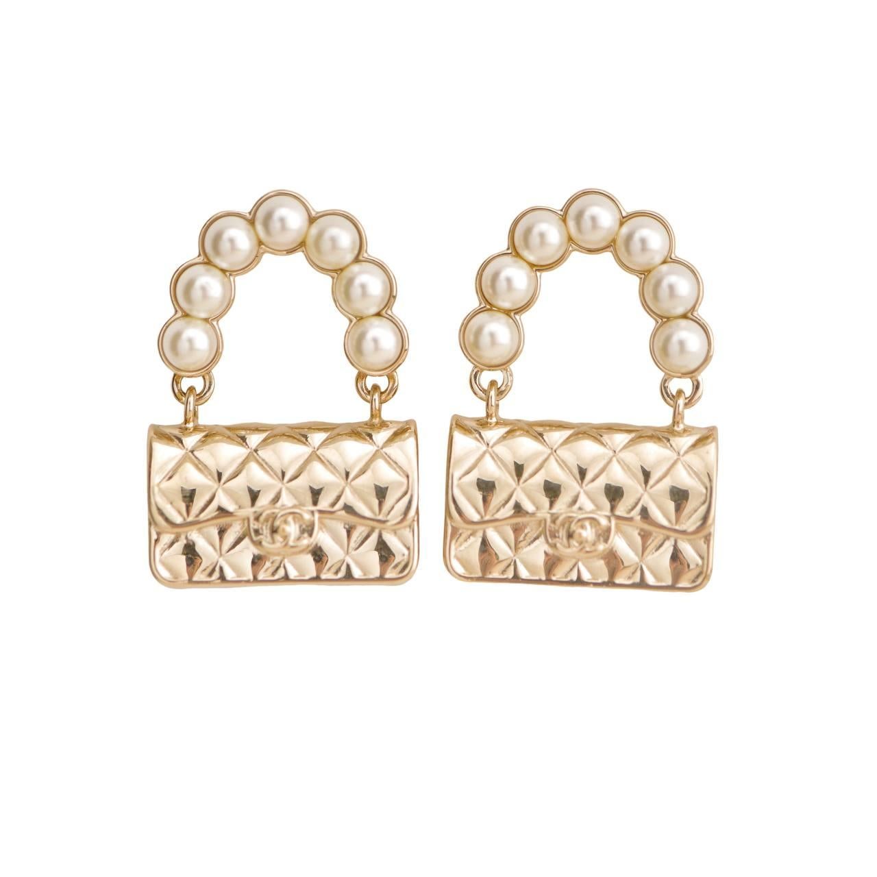 Chanel Borsa con patta classica trapuntata di perle finte Orecchini in tonalità oro in vendita